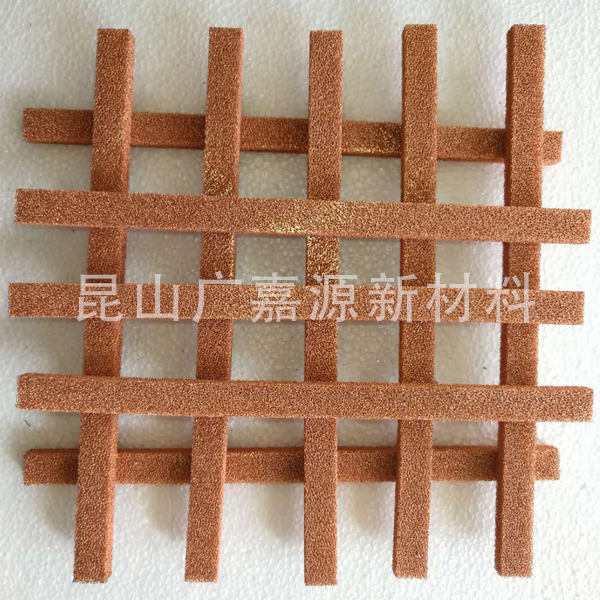 泡沫銅為三維多孔通透結(jié)構(gòu)，并擁有較好的金屬強(qiáng)度，同樣的體積，材料重量更輕。