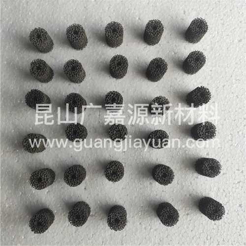 泡沫鐵鎳保持形態(tài)穩(wěn)定，在高溫下很難燃燒,耐高溫。